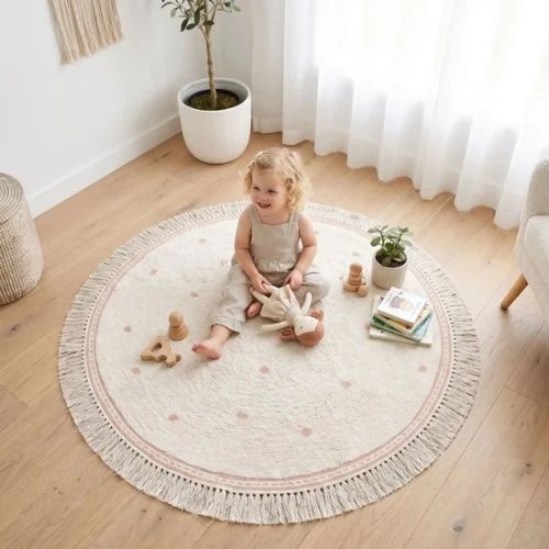 Fillette avec sa poupée sur tapis de sol bébé