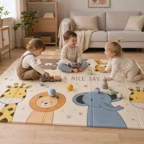 Sur tapis bebe trois jeunes enfants sont rassembles