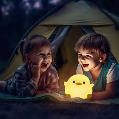 Veilleuse bébé sous tente dans jardin