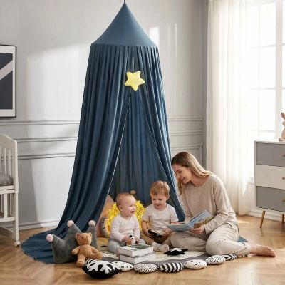 Ciel de lit bébé et maman qui nous lit une histoire