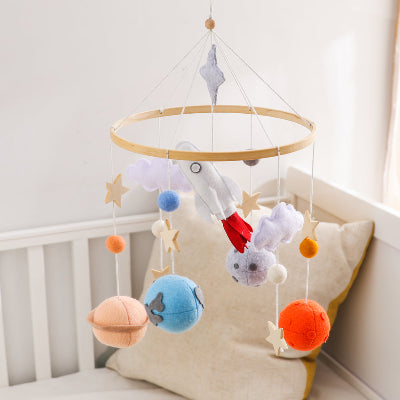 Le mobile bébé se fixe au lit