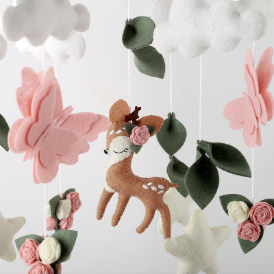 Mobile pour bébé avec papillon dansant