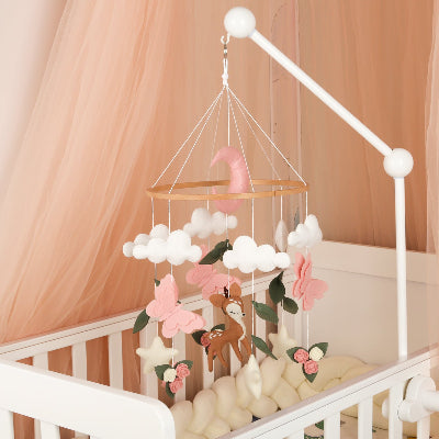 Mobile pour bébé offrant un décor féerique