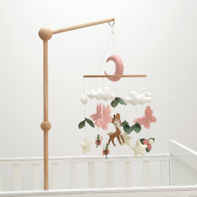 Mobile pour bébé une structure avec un bras en bois