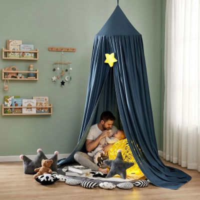 Sous le ciel de lit bébé je sens la chaleur de papa