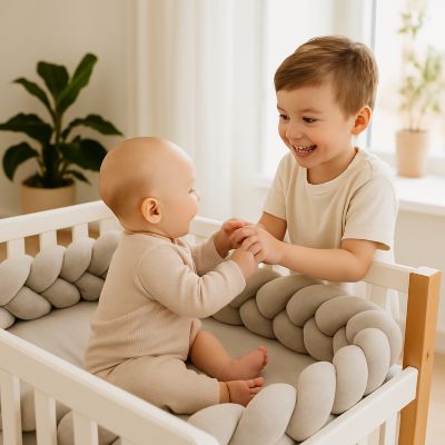 autour tresse de lit bébé petit frère heureux