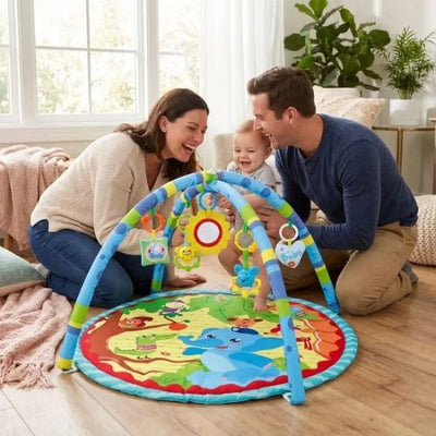 Bébé avec ses parents teste le tapis d'éveil