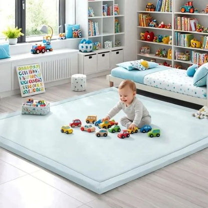 Bebe joue avec les voitures sur tapis bebe chambre