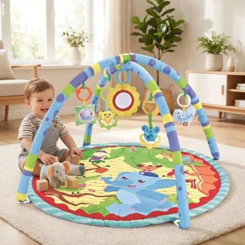 Bébé joue sur le tapis d'éveil