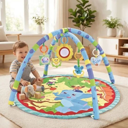 Bébé joue sur le tapis d'éveil