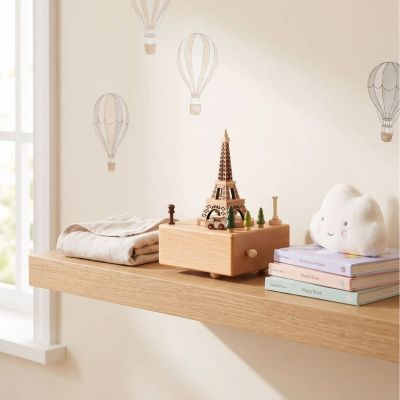 Boite à musique bébé occupe l'étagère de la chambre