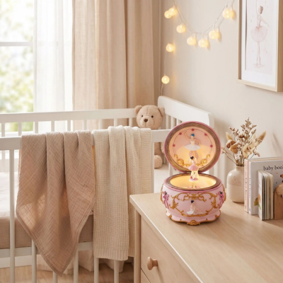 Boite à musique posée à coté du lit de bébé