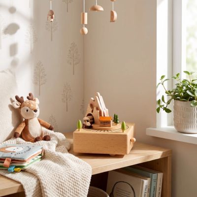 Boite musique bebe entoure de montagnes et arbres colores