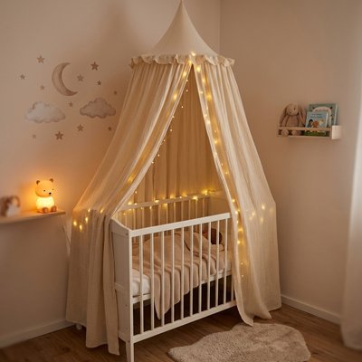 Ciel de lit dans le coin de la chambre de bébé