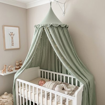 Ciel de lit petit nid ou bébé se sent protégé