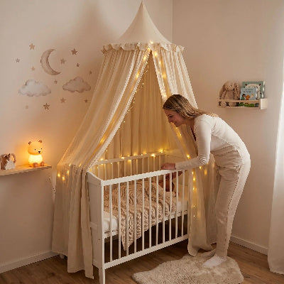 Maman est fière de son nouveau ciel de lit