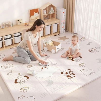 Maman nettoie le tapis d'éveil tandis que bébé souris l'observe