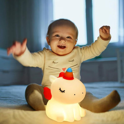 Petit enfant acceuille veilleuse bébé à bras ouverts