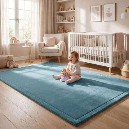 Petite fille sur tapis bebe chambre toute souriante avec sa poupee