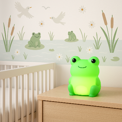 sourire mignon adorable à coté de mont lit