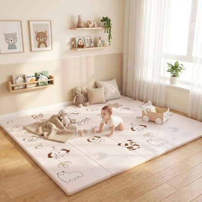 Sur le tapis d'éveil bébé rampe paisiblement