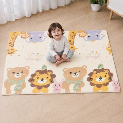 Tapis bebe chambre enfant assis dessus avec grand sourire