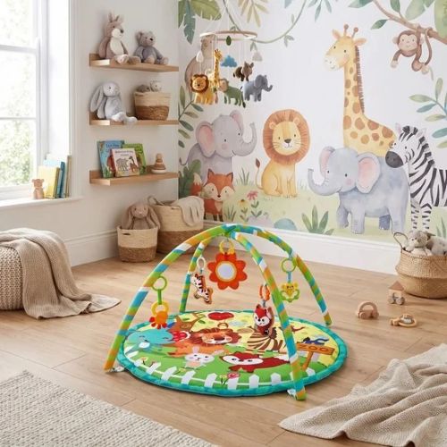 Tapis d'éveil au milieu de la salle de jeux de bébé