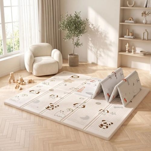Tapis d'éveil dans le beau salon cosy