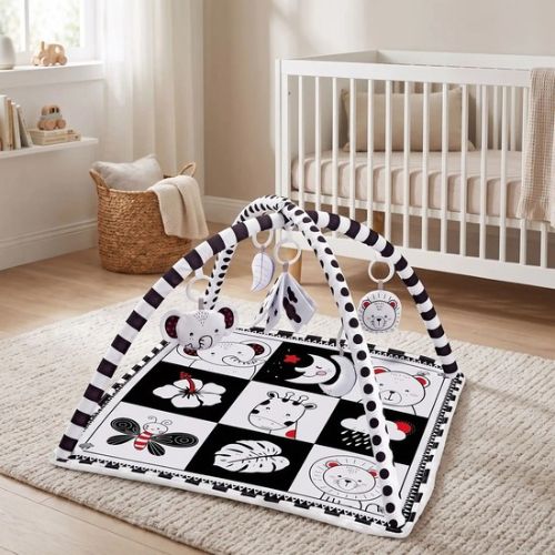 Tapis eveil bebe est expose au centre de la chambre 