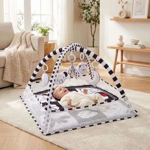 Tapis eveil bebe est pose sur le sol avec poupon a l'interieur