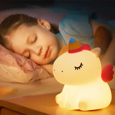 Veilleuse bébé à côté de la fillette qui dort