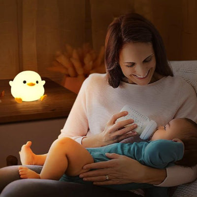Veilleuse bébé apporte joie à maman