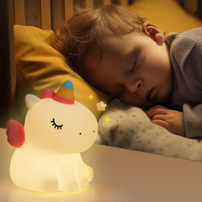 Veilleuse bébé diffuse une lumière douce à coté de l'enfant